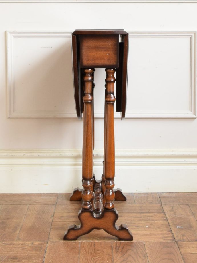 ゲートレッグテーブルの側面