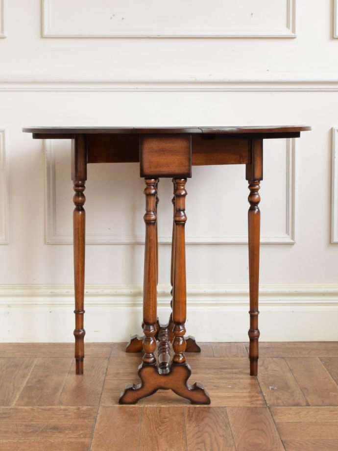 便利なゲートレッグテーブル