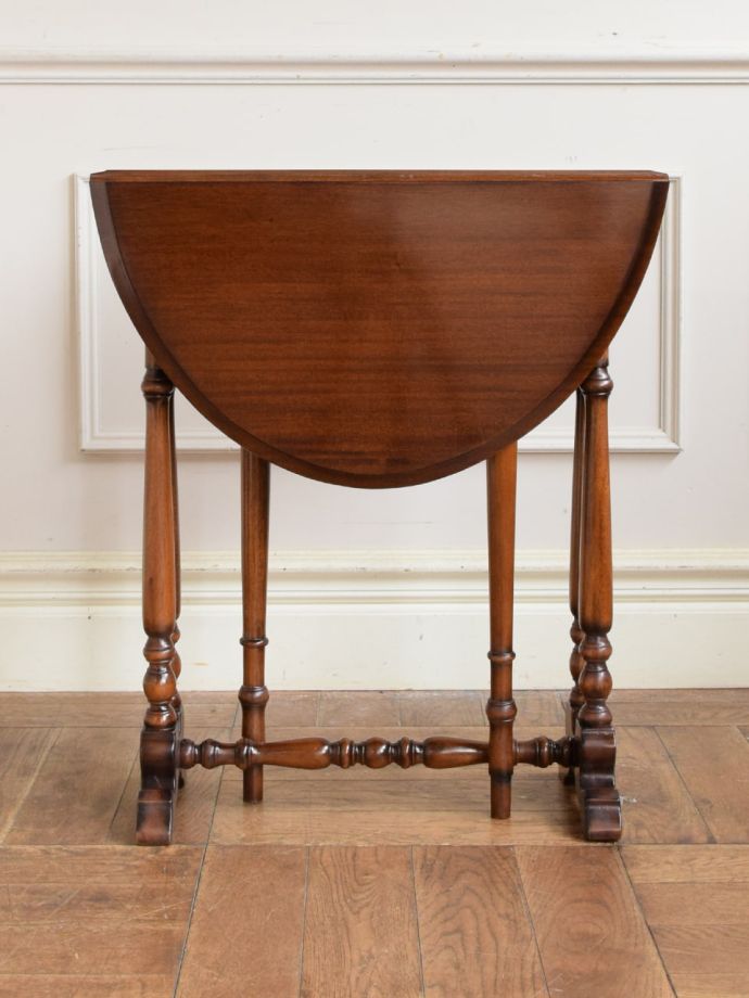 閉じたときの伸長式テーブル