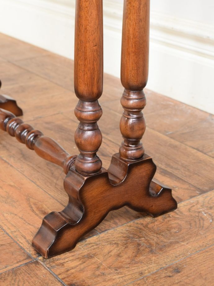 ダイニングテーブルの脚