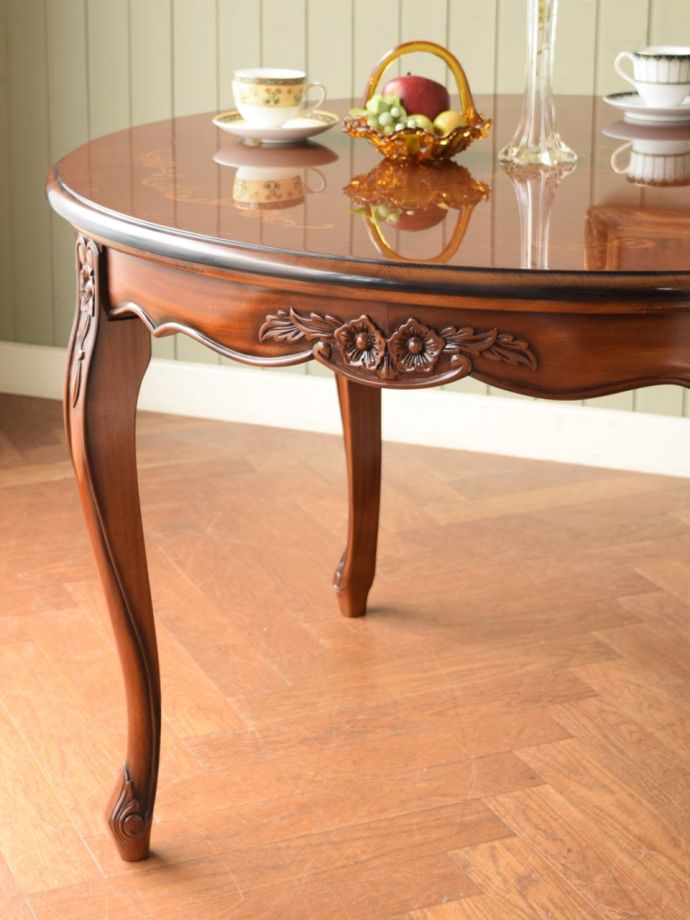 アンティーク風のダイニングテーブル