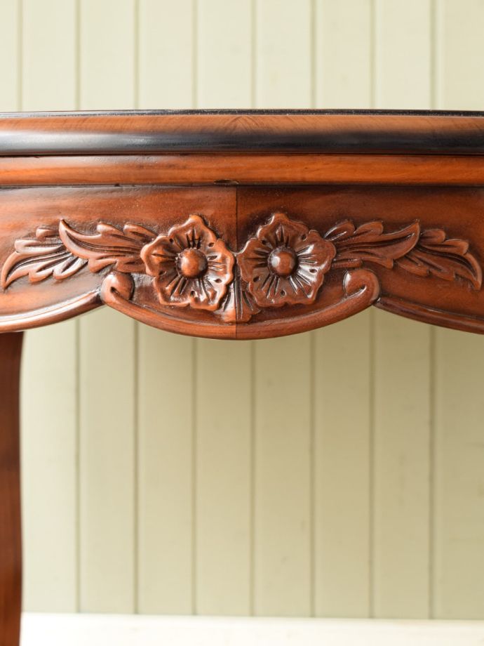 アンティーク風家具の装飾