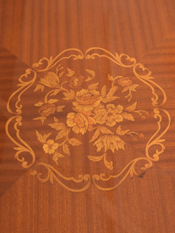 華やかな象嵌の模様