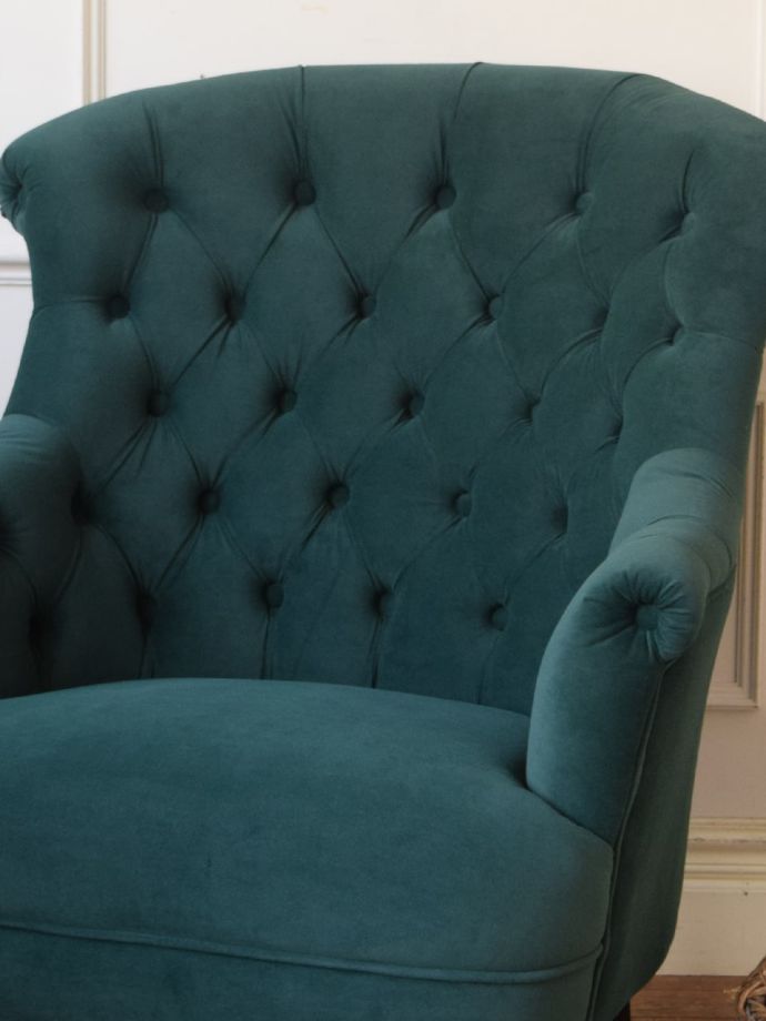 ボタンダウンの背もたれがおしゃれな椅子