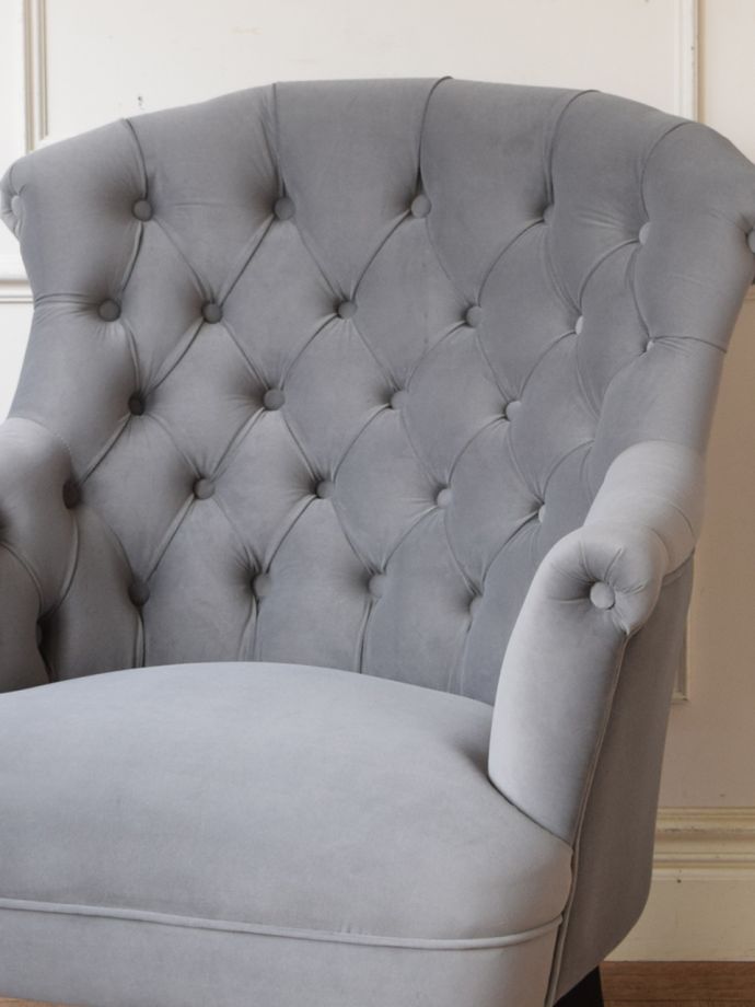 ボタンダウンの背もたれがおしゃれな椅子