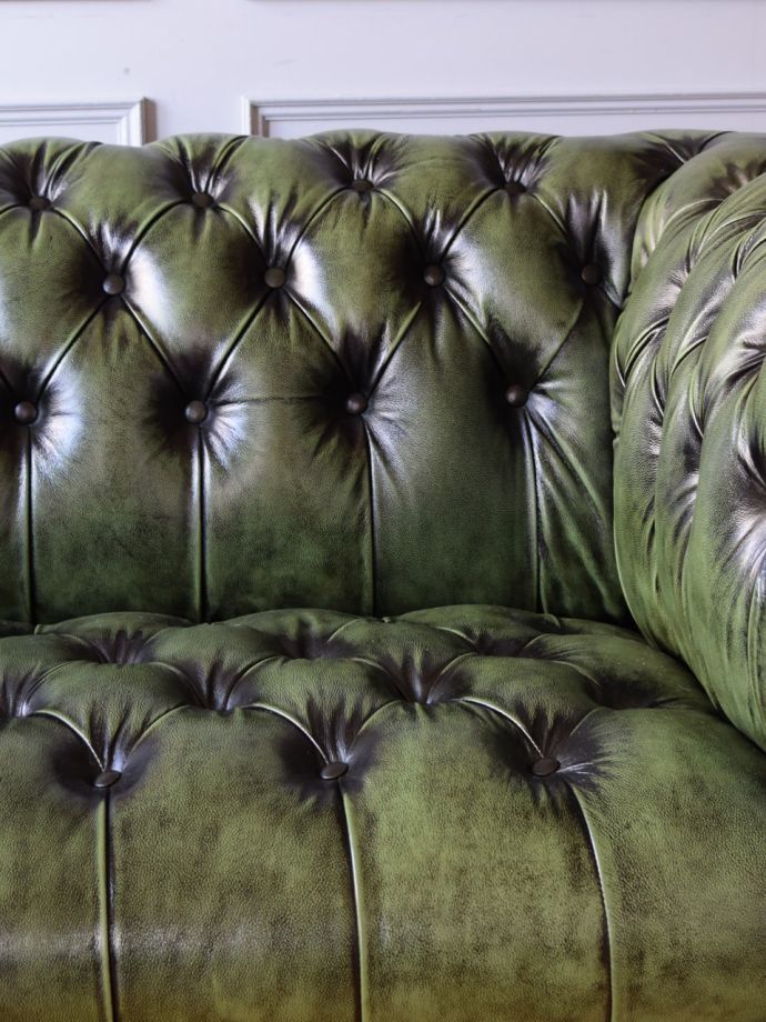 ボタンダウンの背もたれがおしゃれな椅子