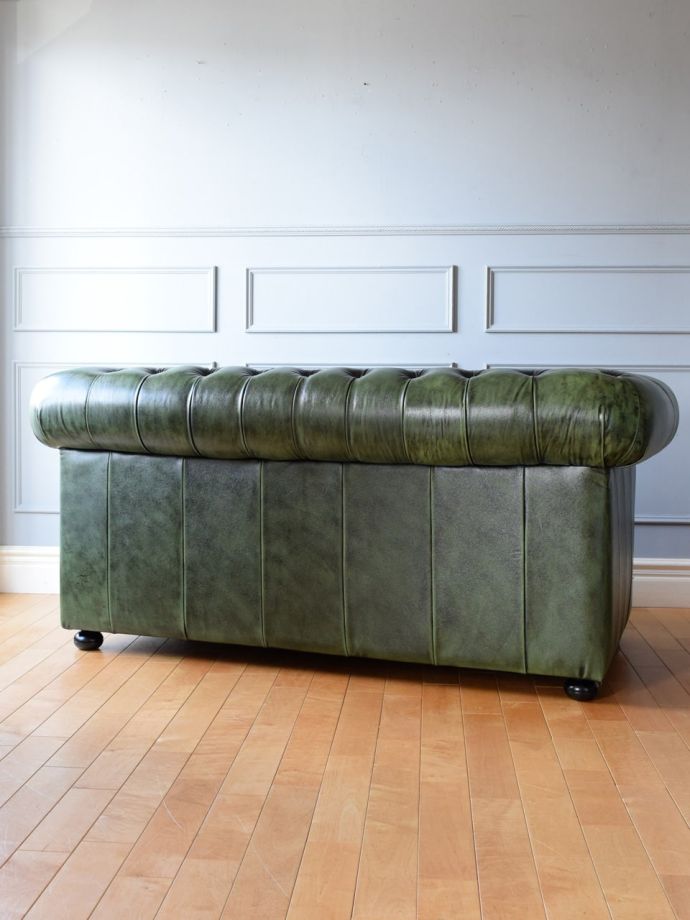 おしゃれなソファの後ろ姿