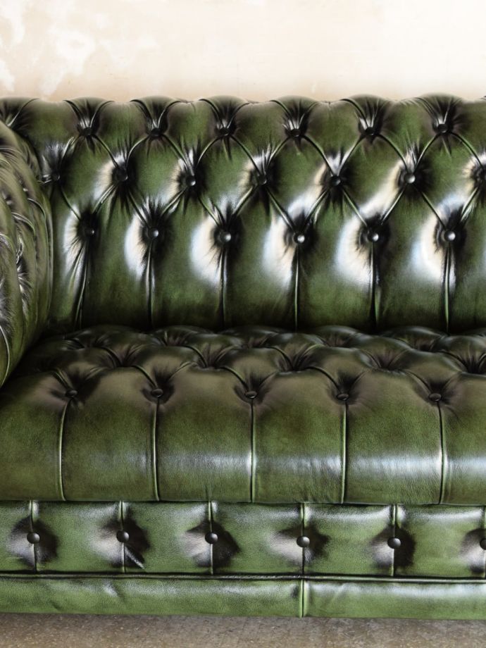 ボタンダウンの背もたれがおしゃれな椅子