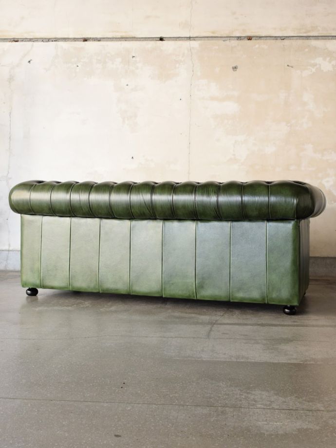 おしゃれなソファの後ろ姿