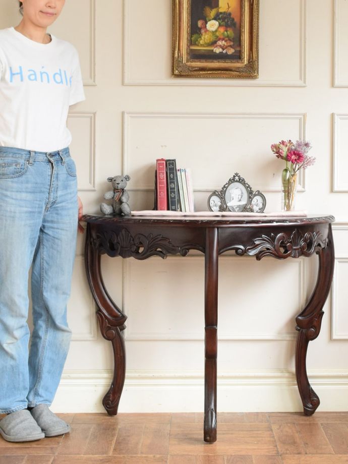アンティーク風のコンソールテーブル