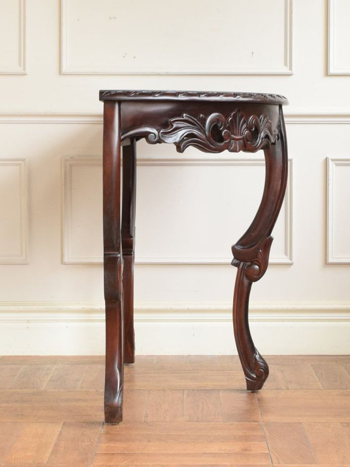 アンティーク風家具の横