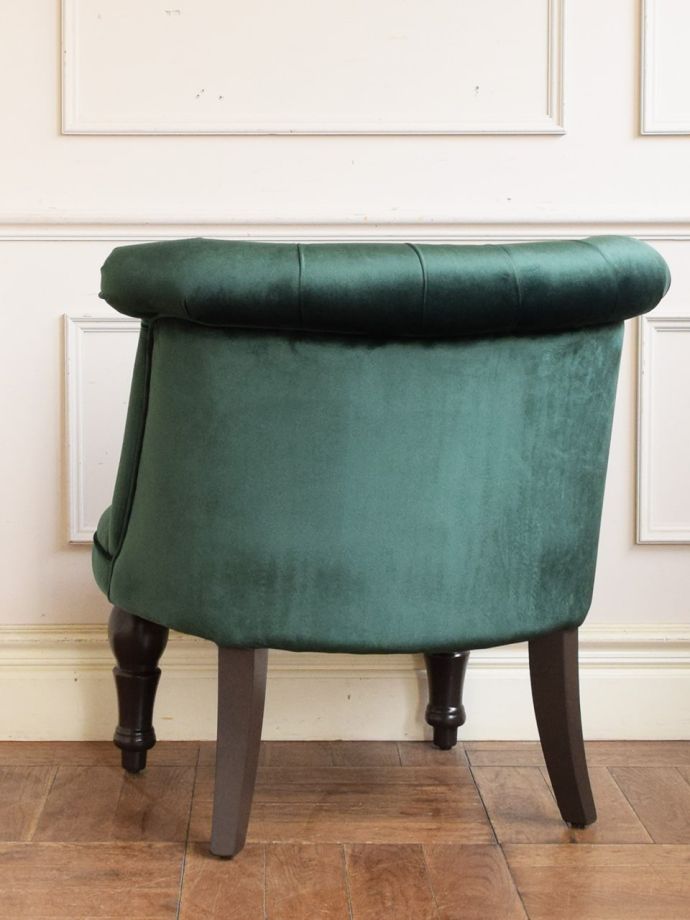 ソファの後ろ姿