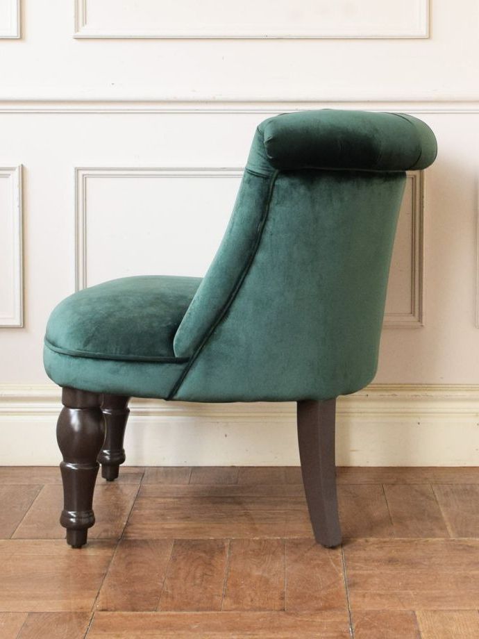 アンティーク風ソファの横