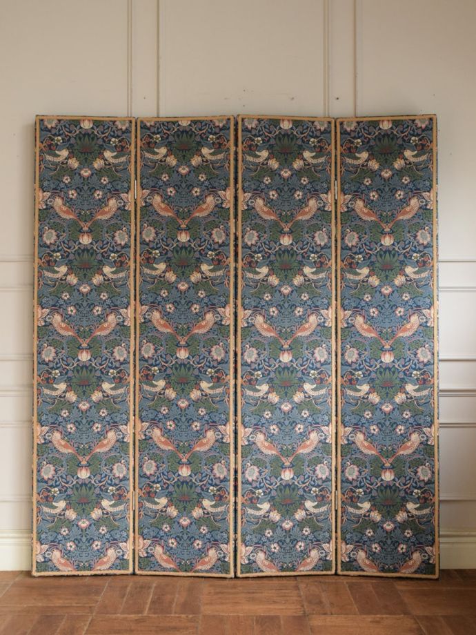 パーテーションの後ろ姿