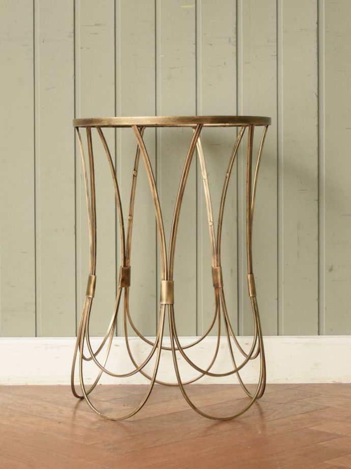 サイドテーブルの側面