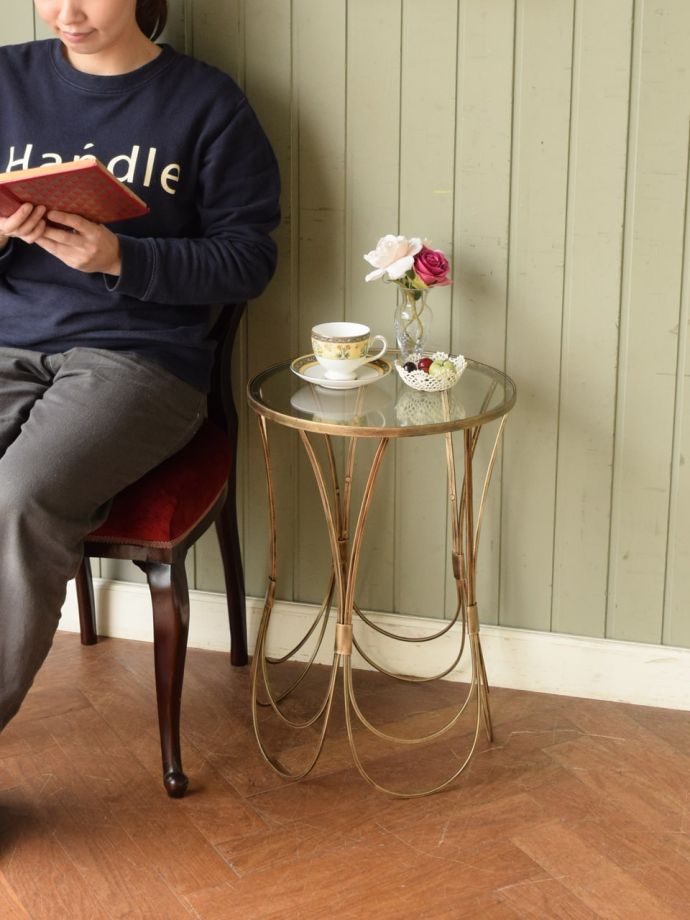 アンティーク調のサイドテーブル