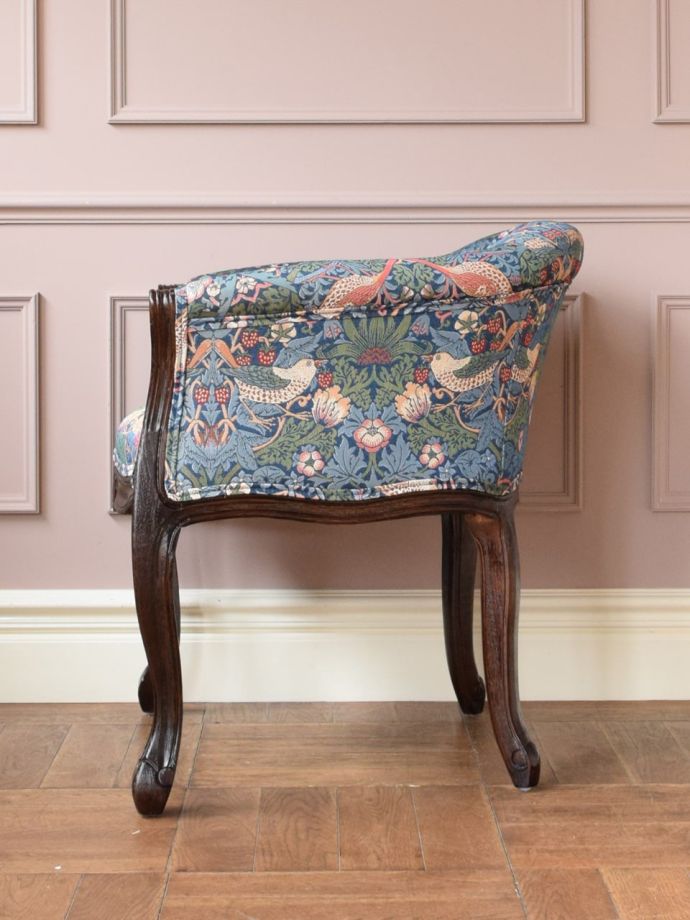 一人掛けソファの横