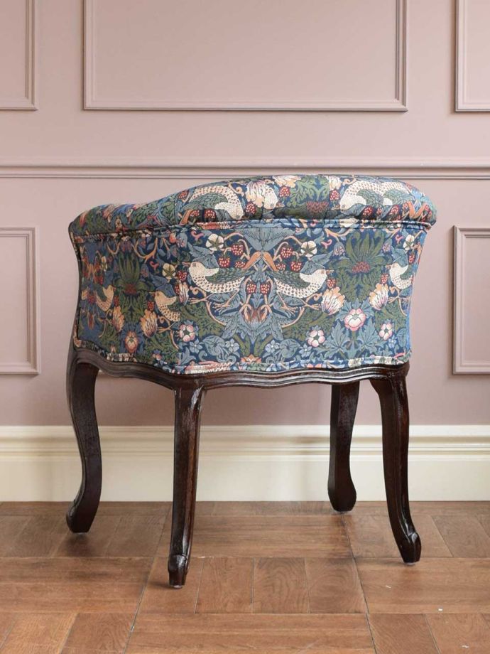 リビングチェアの後ろ姿