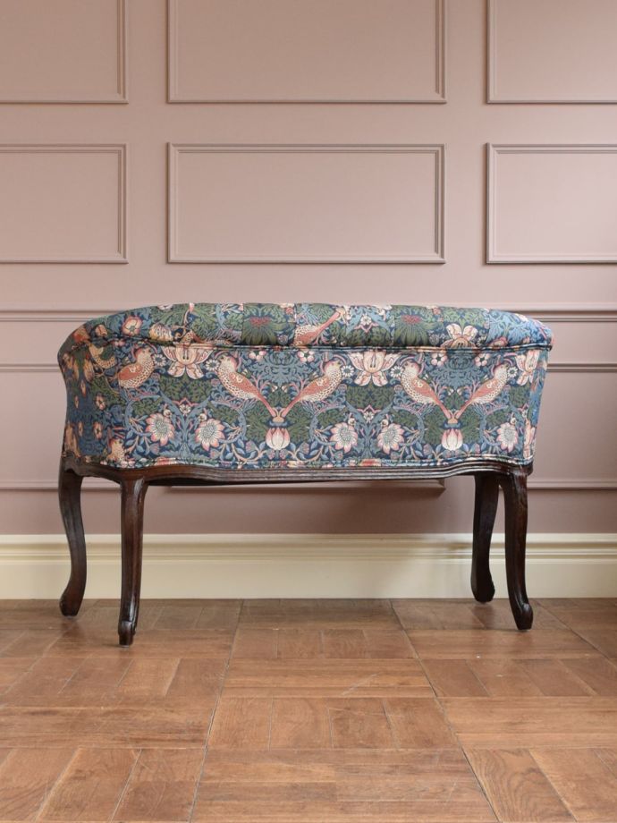 リビングソファの後ろ姿