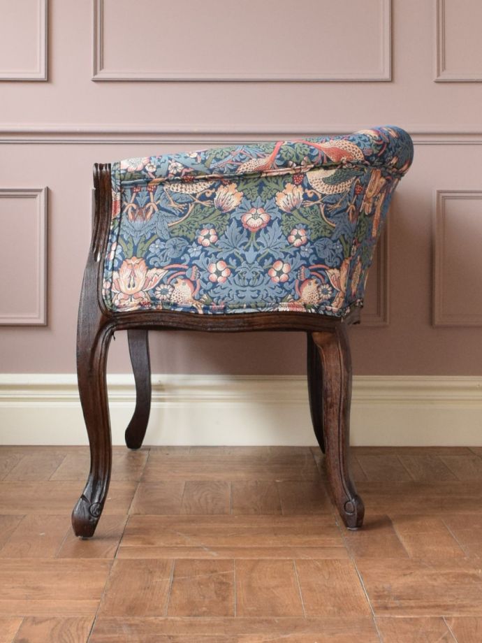 二人掛けソファの横