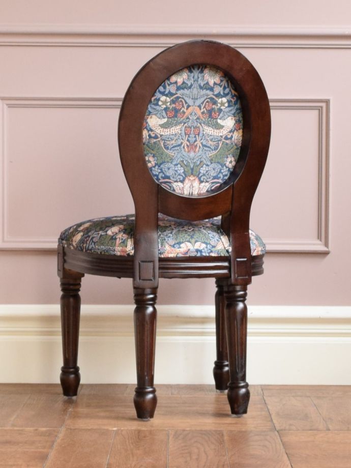 アンティーク風チェアの後ろ姿