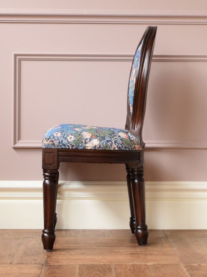 ドールチェアの横