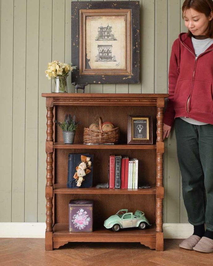 アンティーク風のオープンキャビネット