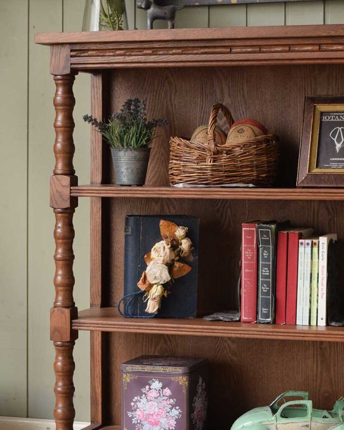 アンティーク風のオープンシェルフ