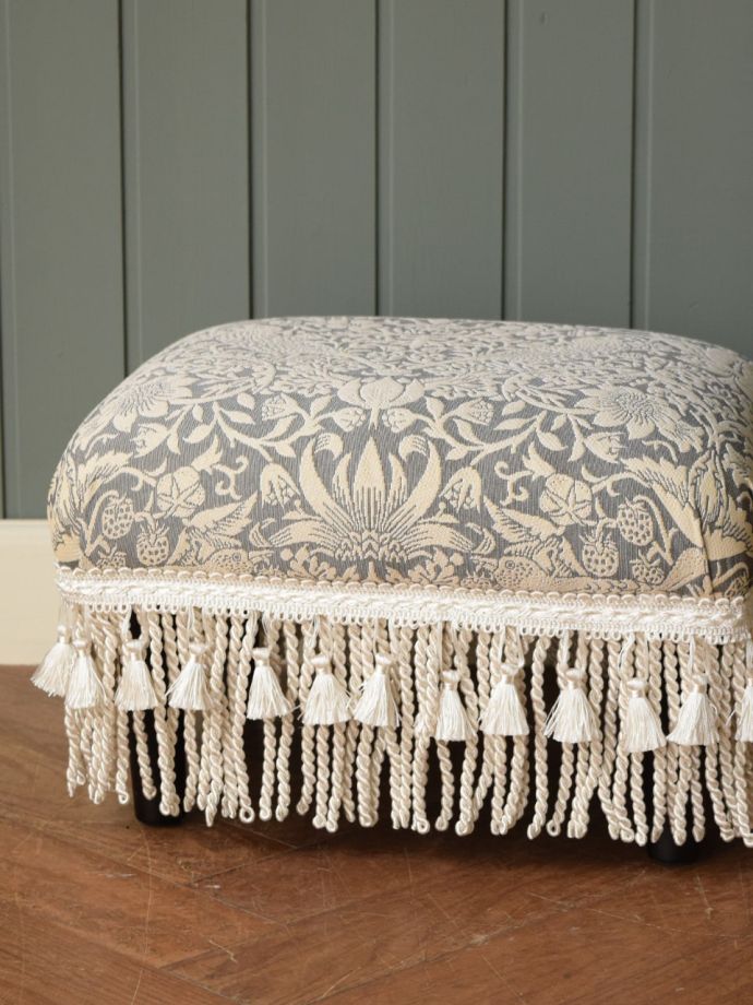 おしゃれなアンティーク風フットスツール