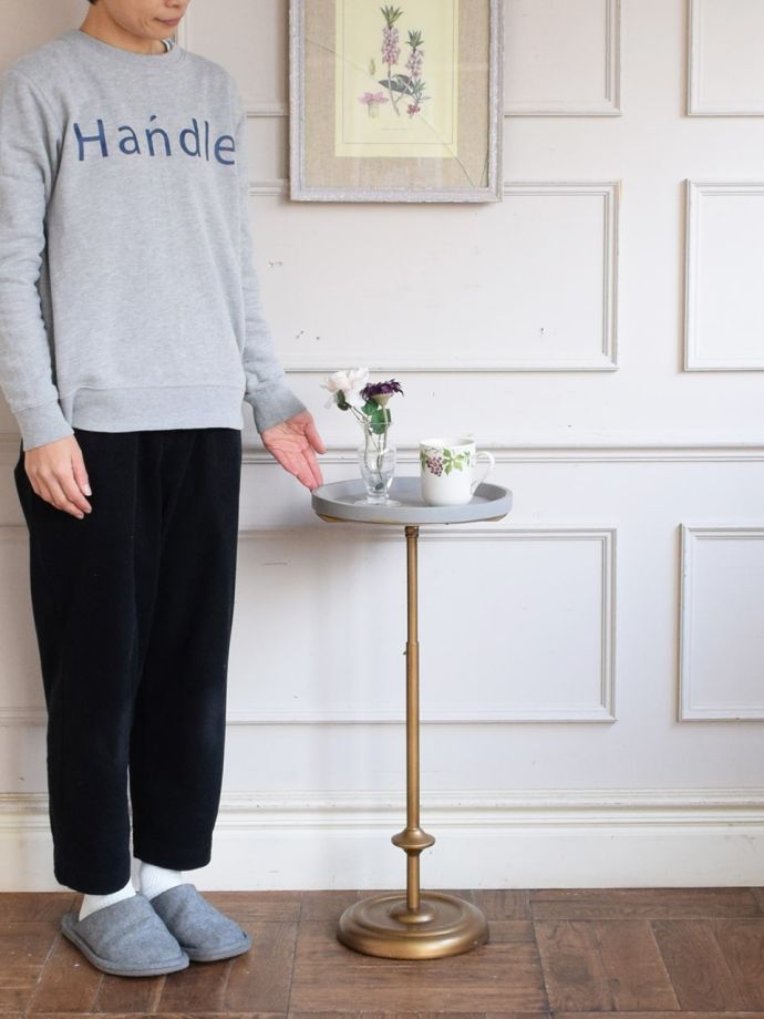 アンティーク風のサイドテーブル