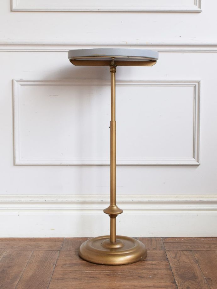 サイドテーブルの側面