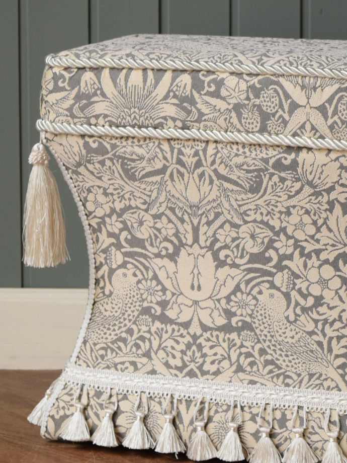 おしゃれなアンティーク風スツール