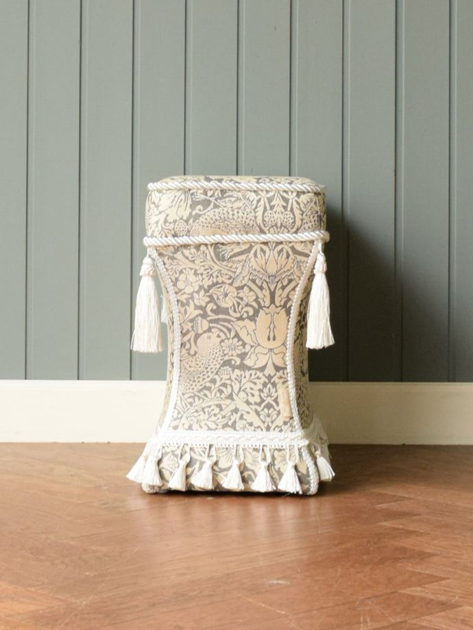 スツールを横からみると