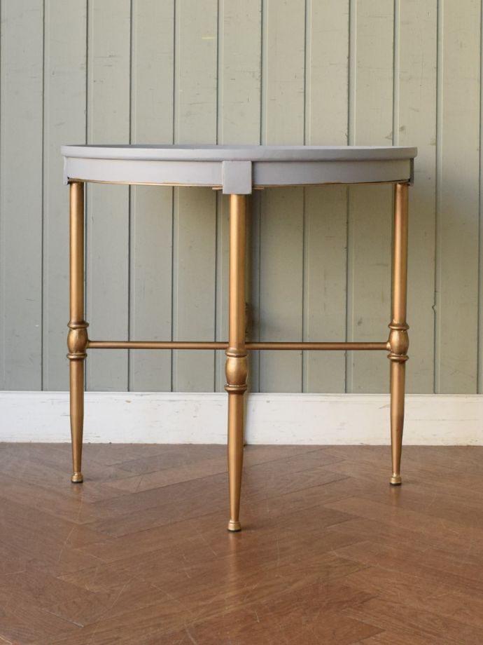 サイドテーブルの反対側