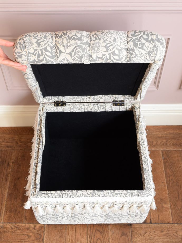 収納付きのスツール