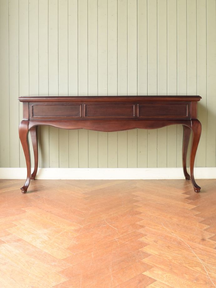 デスクの後ろ姿