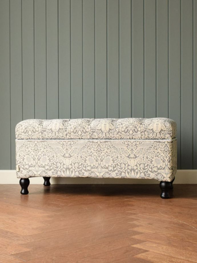 アンティーク風ベンチの後ろ姿