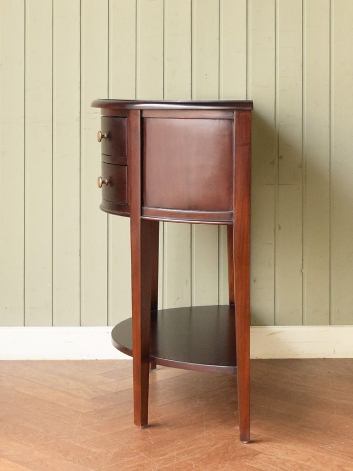 アンティーク風家具の横