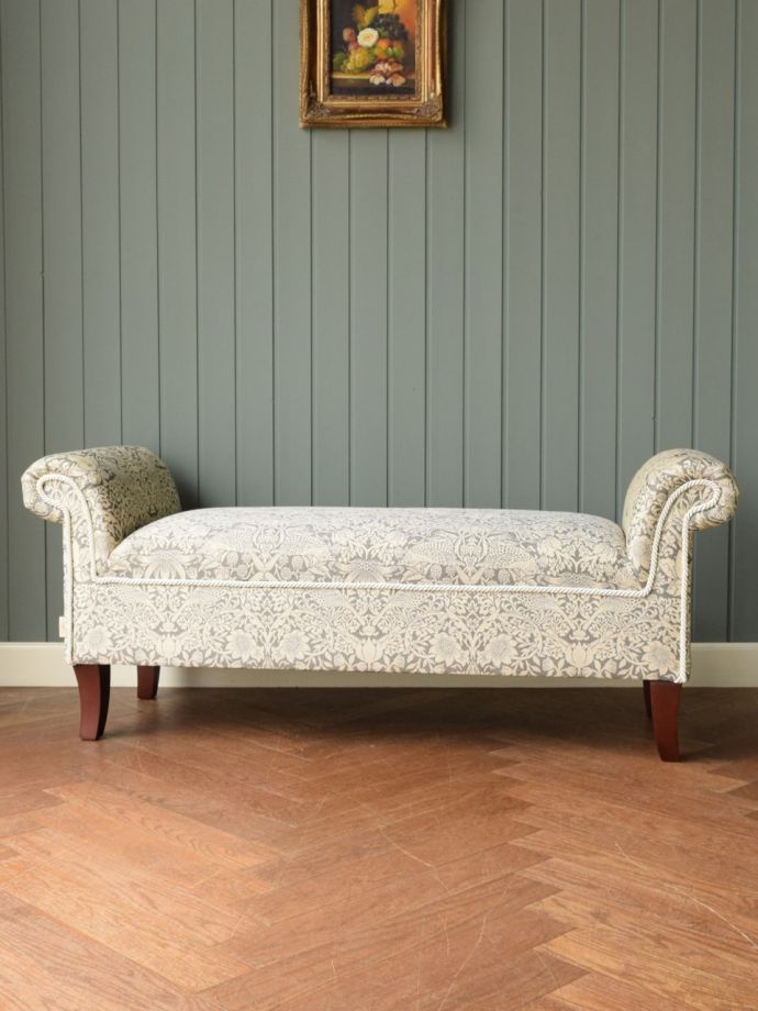 アンティーク風ベンチの後ろ姿