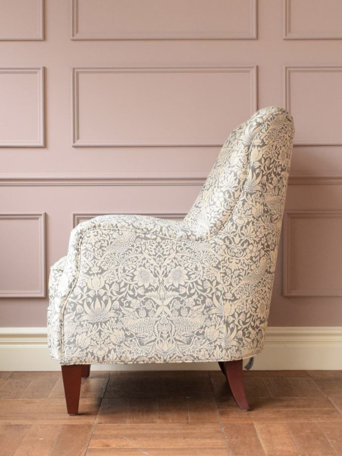 一人掛けソファの横