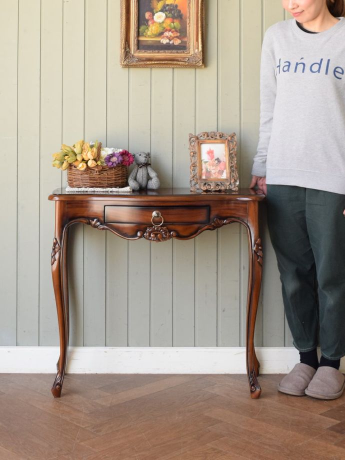 アンティーク風のコンソールテーブル