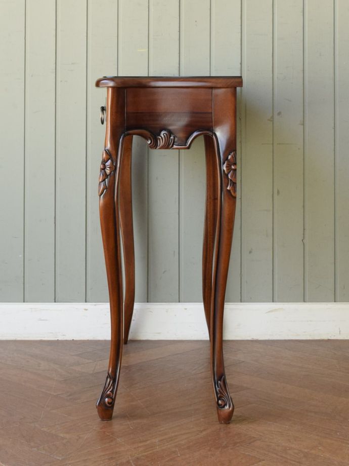 アンティーク風家具の横