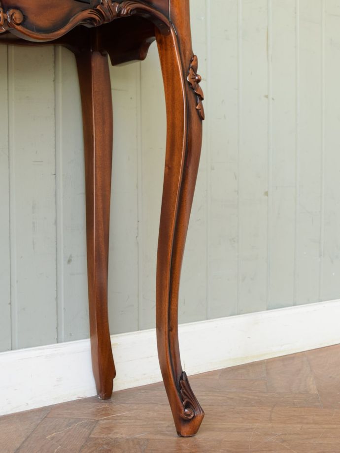 アンティーク風家具の脚