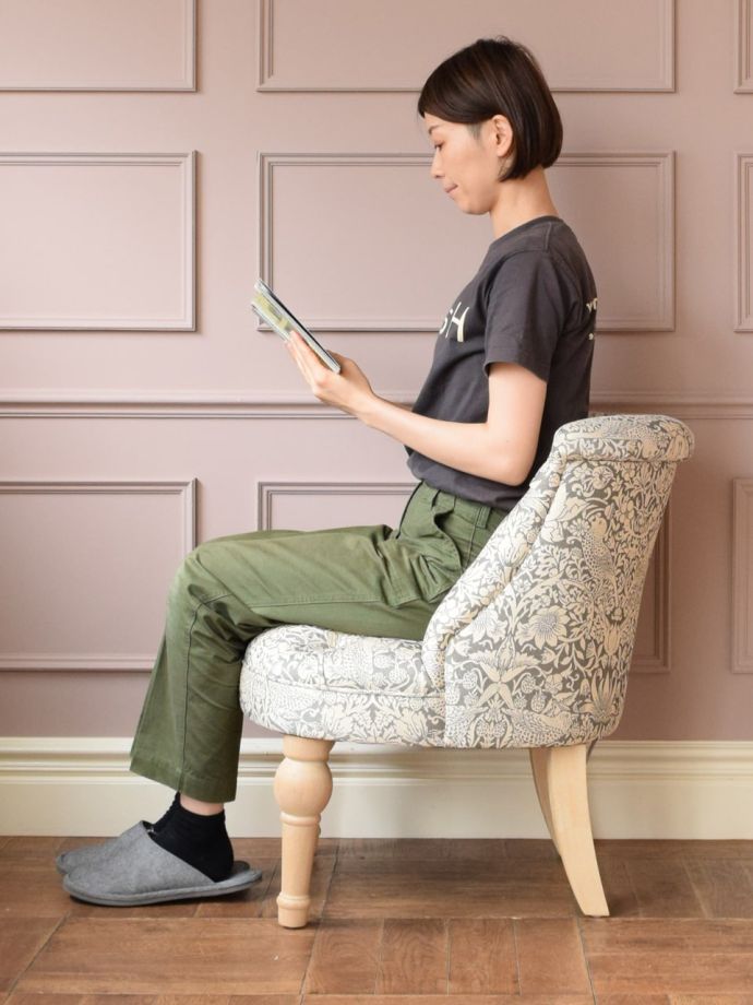 ウィリアムモリス風のおしゃれな椅子、華やかなデザインのアームチェア