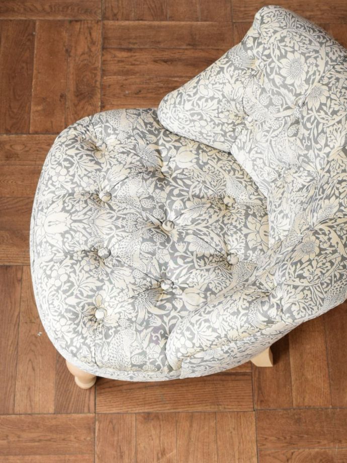 ウィリアムモリス風のおしゃれな椅子、華やかなデザインのアームチェア