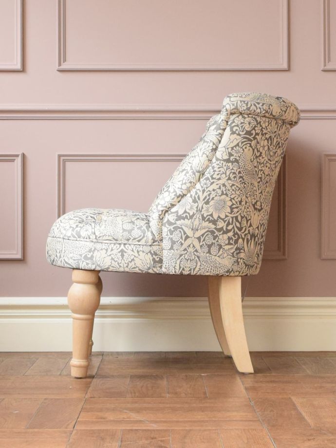 一人掛けソファの横