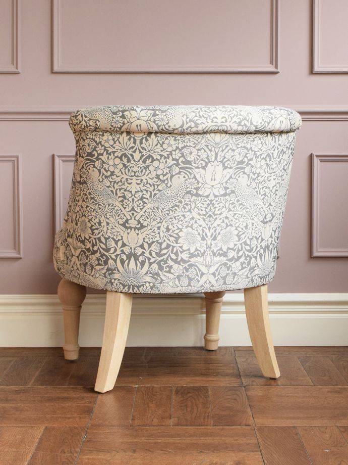 ウィリアムモリス風のおしゃれな椅子、華やかなデザインのアームチェア