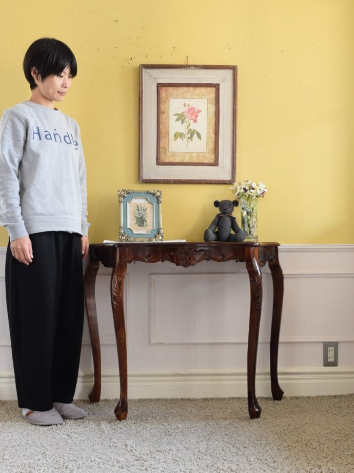 アンティーク風のコンソールテーブル