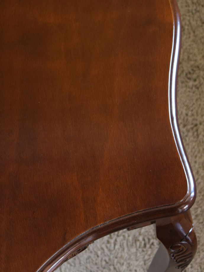 テーブルの天板の木目