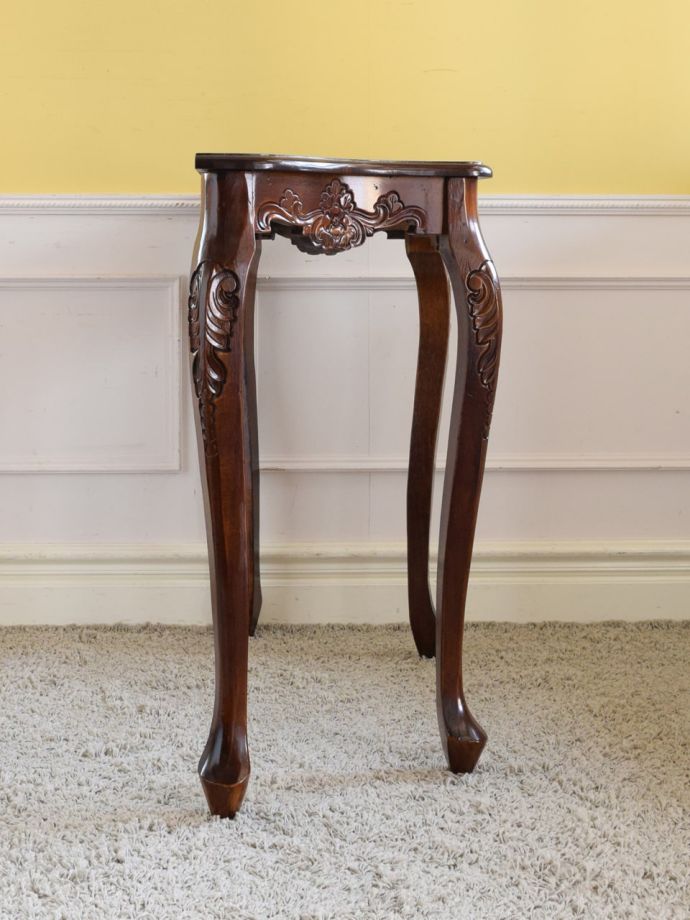 アンティーク風家具の横